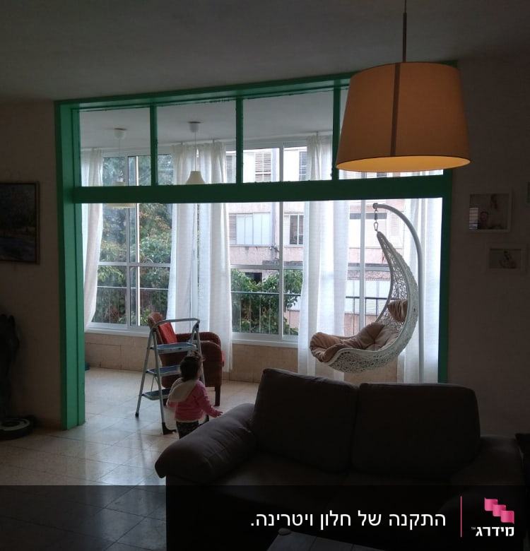 סולם אלומיניום ליד חלון זכוכית גדול